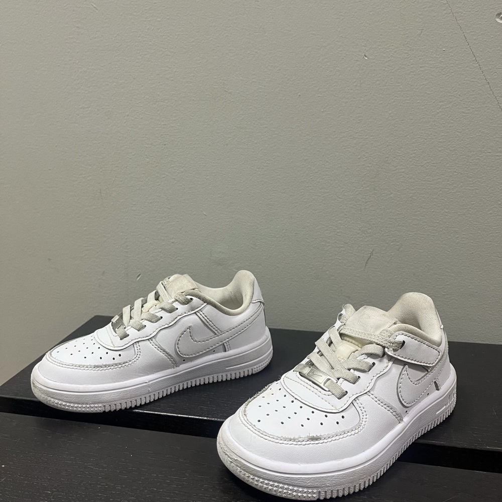 White Nike Air Force 1 trainers velcro 10c